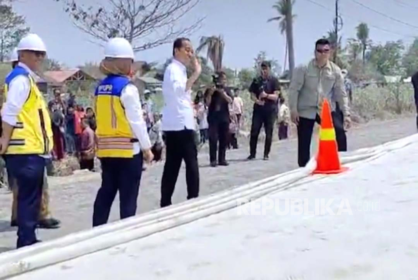 Tangkapan Layar Presiden Joko Widodo mengecek progres perbaikan ruas Jalan Rumbia di Kabupaten Lampung Tengah, Jumat (27/10/2023). 