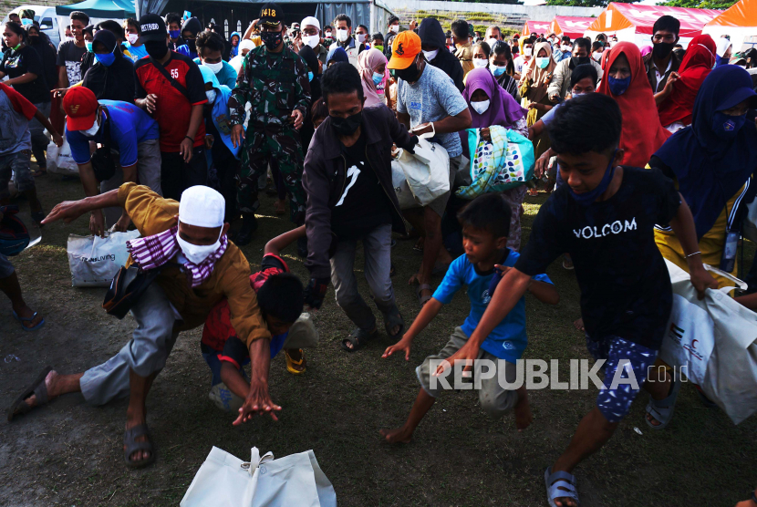Jaringan Pipa PDAM di Mamuju Masih Rusak Akibat Gempa. Sejumlah warga rebutan sembako di Stadion Manakarra, Mamuju, Sulawesi Barat, Selasa (2/2/2021). 