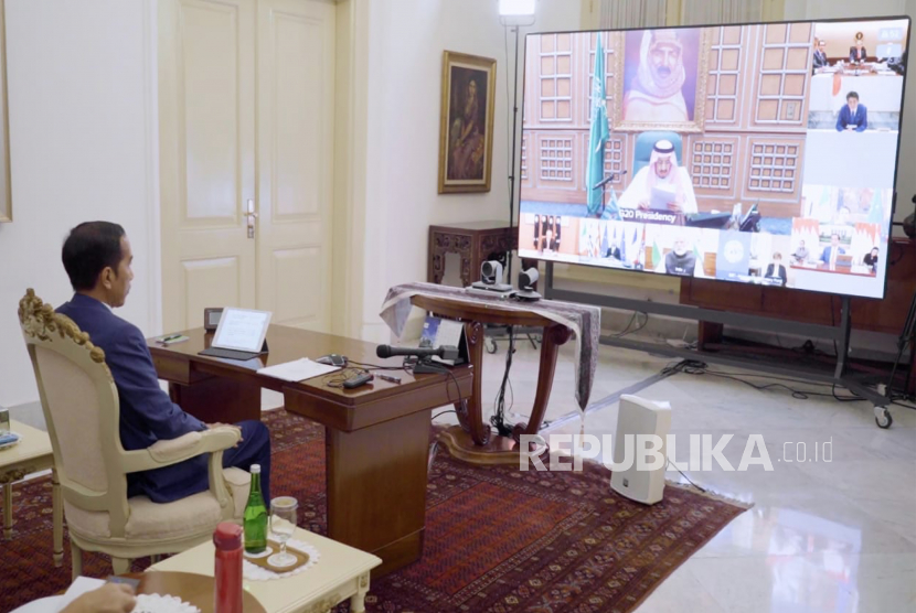Presiden Joko Widodo mengikuti forum KTT Luar Biasa G20 secara virtual dari Istana Bogor, Jawa Barat, Kamis (26/3/2020). KTT yang digagas oleh Arab Saudi selaku Ketua G20 tahun ini tersebut membahas upaya negara-negara anggota G20 dalam penanganan Covid-19. 