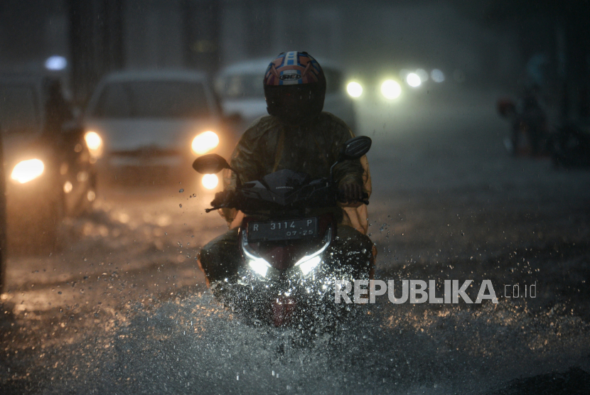 Pengendara menerobos genangan air yang menutupi ruas jalan H.R Rasuna Said, Jakarta
