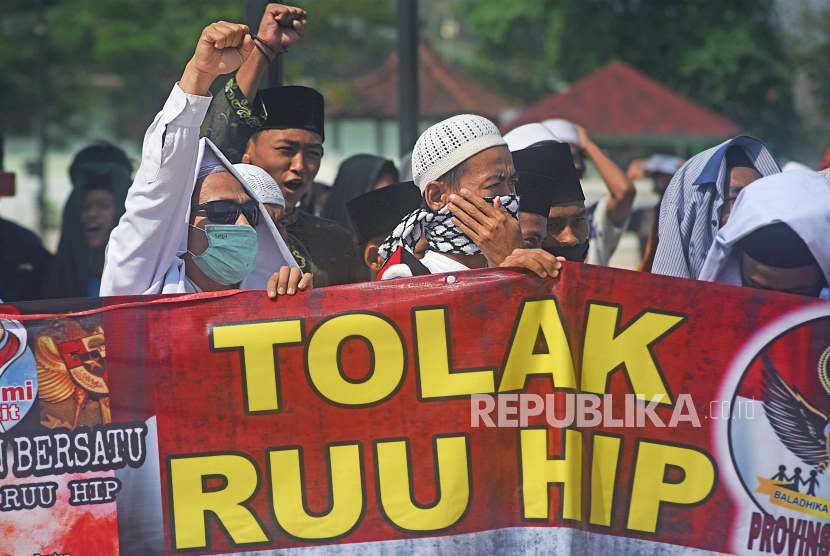 Sejumlah warga yang tergabung dalam Forum Ormas Banten Bersatu (FOBB) berunjuk rasa menolak RUU Haluan Ideologi Pancasila (HIP) di halaman Masjid Agung Kesultanan Banten di Kasemen, Serang, Jumat (26/6/2020). 