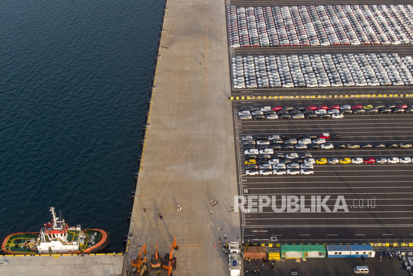 Foto udara mobil-mobil yang akan diekspor di Terminal Kendaraan Pelabuhan Patimban, Subang, Jawa Barat.