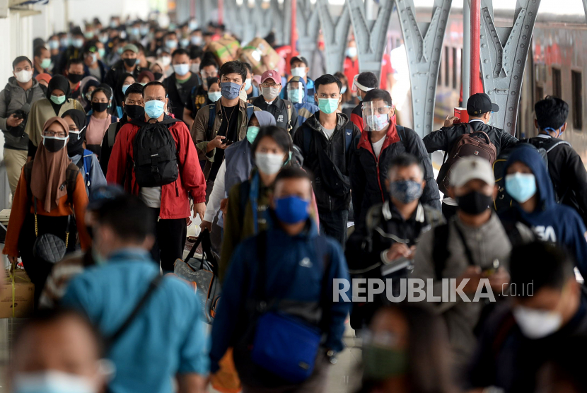 Sejumalah penumpang kereta tiba di Stasiun Pasar Senen, Jakarta, Ahad (3/1). Ilustrasi