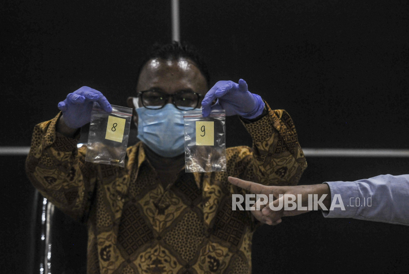 Komisioner Komnas HAM Choirul Anam menunjukkan barang bukti penembakan enam laskar FPI hasil penyelidikan saat konferensi pers di Jakarta, Senin (28/12).