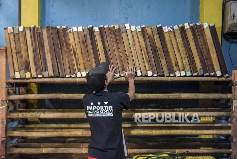 Pekerja merapikan alat produksi saat aksi mogok di salah satu pabrik tahu di Sentra Industri Tahu Cibuntu, Babakan Ciparay, Kota Bandung, Ahad (30/10/2022). Seluruh Industri Perajin Tahu dan Tempe di kawasan tersebut melakukan aksi mogok produksi mulai 29 Oktober hingga 31 Oktober akibat tingginya harga bahan baku kedelai yang mencapai Rp12.800 hingga Rp13 ribu per kilogram sehingga mengganggu biaya produksi dan harga penjualan ke masyarakat. Republika/Abdan Syakura