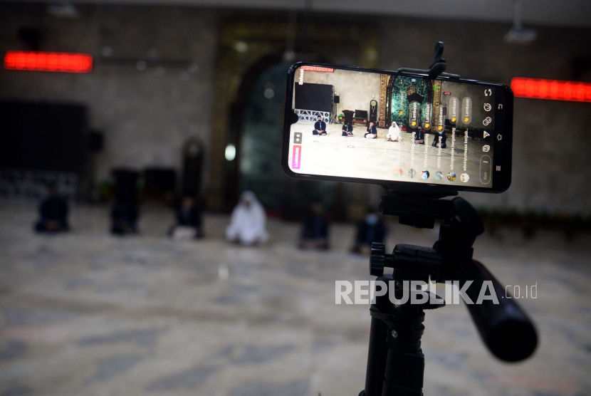 Para Imam Masjid Agung Sunda Kelapa mengemakan takbir pada malam Idul Fitri 1441 H di Jakarta, Sabtu (23/5). Malam takbir Idul Fitri 1441 H di Masjid Agung Sunda Kelapa dilakukan secara live streaming melalui berbagai media sosial dalam rangka penerapan PSBB guna menghidari penyebaran Covid-19