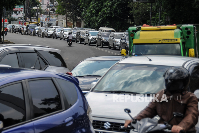 Kendaraan terjebak kemacetan menuju kawasan wisata Lembang di Jalan Setiabudi, Bandung, Jawa Barat.