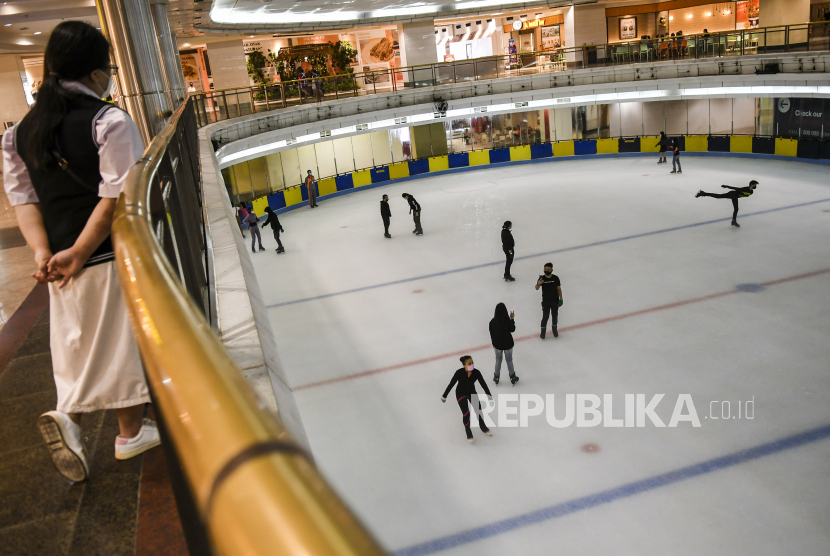 Pengunjung bermain ice skating di Mall Taman Anggrek, Jakarta Barat.