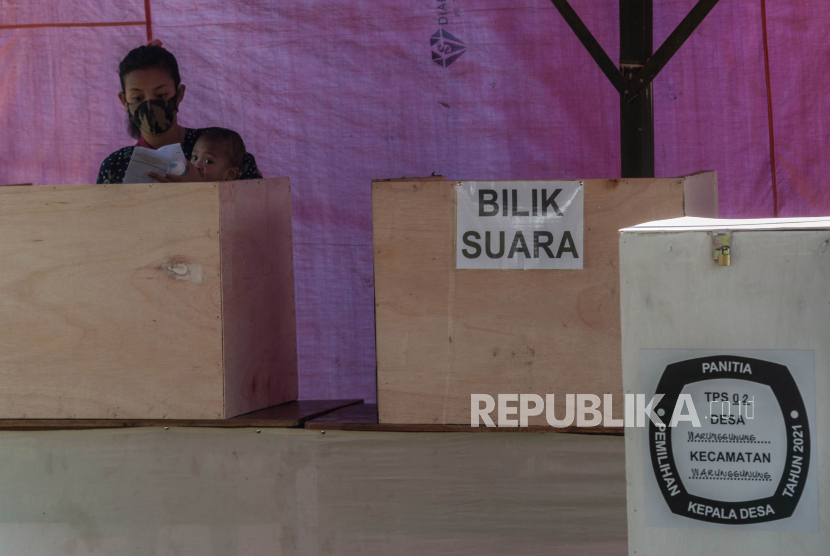 Warga menggunakan hak pilihnya pada pemilihan kepala desa (ilustrasi) 