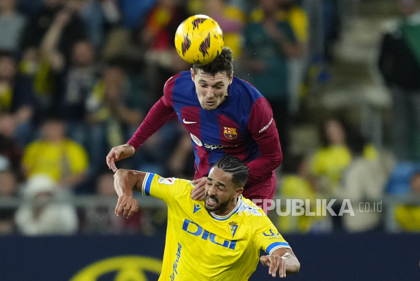Bek Barcelona Andreas Christensen (atas)