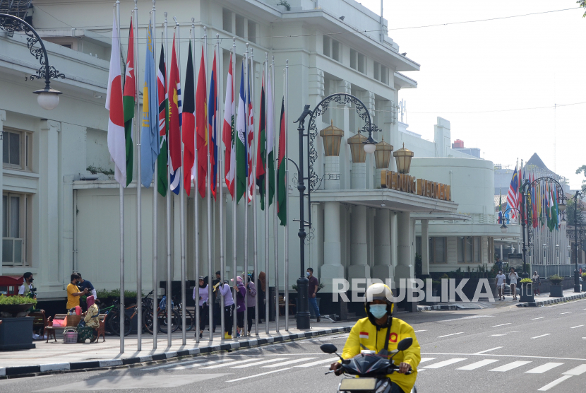Sekeliling halaman Gedung Merdeka, Kota Bandung, dipasang 110 bendera peserta Konferensi Asia Afrika (KAA), Kamis (1/4). Pengibaran bendera tersebut menjadi rangkaian pembuka KAA ke-66 dengan tema Kemanusiaan dan Solidaritas.