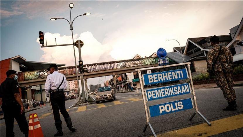 Menteri Keuangan Malaysia Tengku Zafrul Aziz memperkirakan negaranya kehilangan RM 600 juta atau Rp 2 triliun per hari karena kebijakan Perintah Kontrol Gerakan (PKP) terbaru.