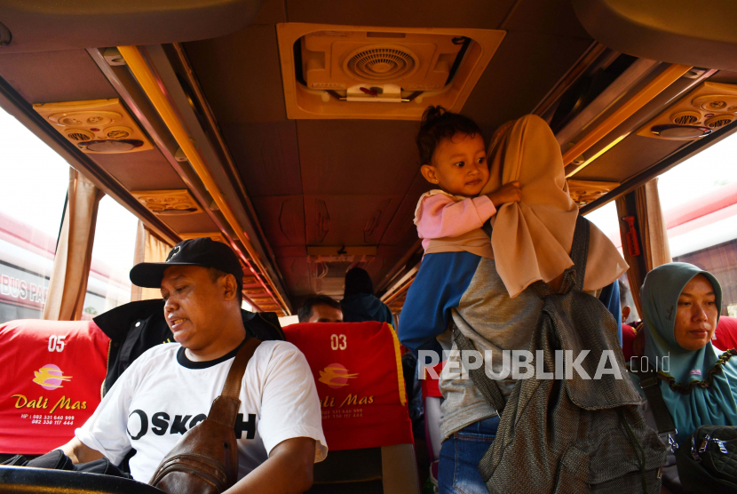 Penumpang peserta mudik gratis berada di dalam bus saat menunggu keberangkatan bus (ilustrasi). Pemerintah Kabupaten Batang, Jawa Tengah, akan menyiapkan tiga unit bus untuk menjemput warga daerah yang berada di perantauan dalam program mudik gratis 2023.