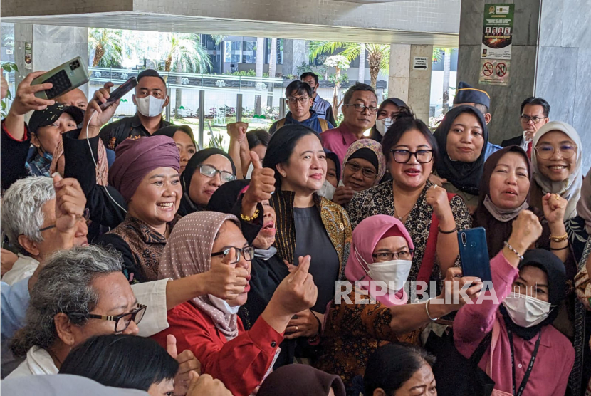 Ketua DPR Puan Maharani bersama perwakilan pekerja rumah tangga usai penetapan RUU PPRT sebagai usul inisiatif DPR di Gedung Nusantara II, Kompleks Parlemen, Jakarta, Selasa (21/3).