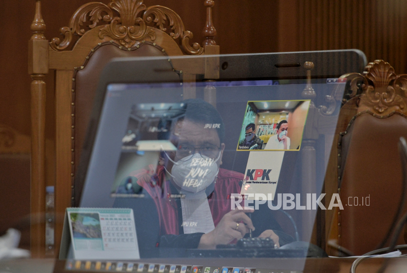 Foto multiple exposure Hakim Ketua mendengarkan keterangan saksi terkait dugaan suap pengadaan bansos untuk penanganan Covid-19 dengan terdakwa Harry Van Sidabukke dan Ardian Iskandar yang digelar secara virtual di Pengadilan Tipikor, Jakarta, Senin (15/3). Jaksa Penuntut Umum menghadirkan saksi mantan Pejabat Pembuat Komitmen (PPK) proyek pengadaan bantuan sosial (bansos) untuk penanganan Covid-19 di Kementerian Sosial (Kemensos), Matheus Joko Santoso dan Adi Wahyono. Republika/Thoudy Badai