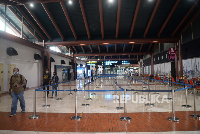 Calon penumpang berjalan di area Terminal 3 Bandara Soekarno Hatta, Tangerang, Banten, Rabu (13/5). Pada Kamis (14/5), sempat terjadi antrean panjang penumpang pesawat di Bandara Soekarno Hatta.