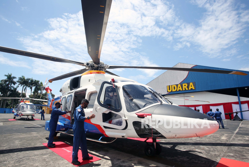 Personel kepolisian udara berada di samping Helikopter  Agusta Westland (AW) 189 setelah resmi dioperasikan oleh Kapolri usai upacara peringatan HUT Ke- 71 Polairud di Mako Polisi Udara Pondok Cabe, Tangerang Selatan, Banten, Rabu (1/12/2021). Kepolisian Udara akan mengoperasikan armada baru berupa sembilan Helikopter AW 189 dan dua helikopter AW 169 dalam rangka ikut serta memperkuat pertahanan dan keamanan Indonesia. 