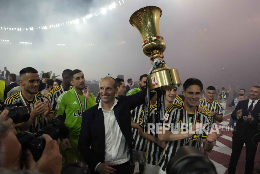 Pelatih Juventus Massimiliano Allegri merayakan trofi juara Coppa Italia. 