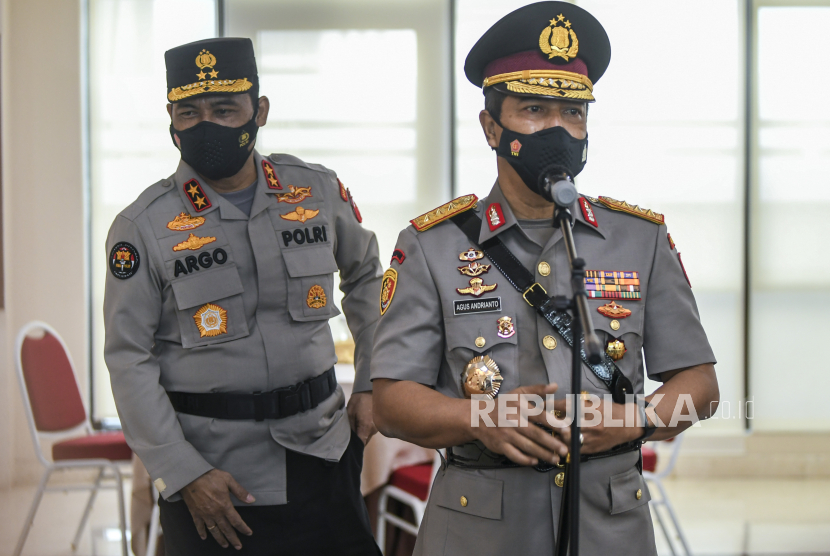 Kabareskrim Polri Komjen Pol Agus Andrianto (kanan) didampingi Kadivhumas Polri Irjen Pol Argo Yuwono (kiri) memberikan keterangan pers usai mengikuti upacara pelantikan dan serah terima jabatan pejabat tinggi Polri di Mabes Polri, Jakarta, Rabu (24/2).