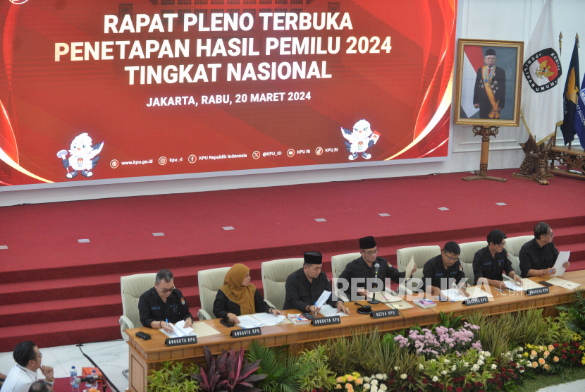 Ketua KPU Hasyim Asyari bersama anggota KPU  memimpin rapat pleno terbuka penetapan hasil pemilu tahun 2024 tingkat nasional di Gedung KPU, Jakarta, Rabu (20/3/2024). Berdasarkan penetapan KPU atas rekapitulasi hasil penghitungan dan perolehan suara tingkat nasional Pilpres 2024, capres dan cawapres nomor urut 2 Prabowo Subianto-Gibran Rakabuming Raka dinyatakan memperoleh 96.214.691 suara, sementara capres-cawapres nomor urut 1 Anies Baswedan-Muhaimin Iskandar meraih 40.971.906 suara dan capres-cawapres nomor urut 3 Ganjar Pranowo-Mahfud MD meraih 27.040.878 suara.