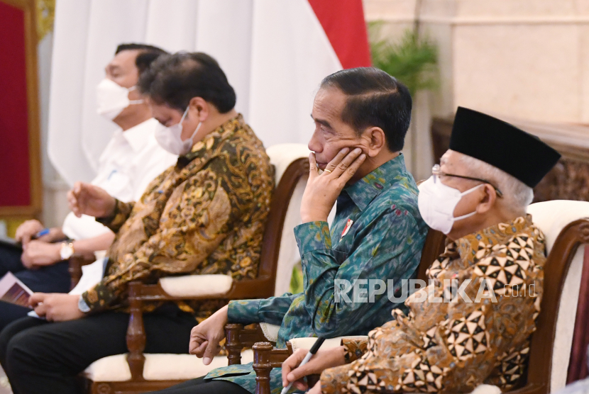 Presiden Joko Widodo (kedua kanan) didampingi Wakil Presiden Ma'ruf Amin dalam suatu rapat kabinet di Istana, Jakarta. Jokowi telah mengungkapkan adanya reshuffle Kabinet Indonesia Maju. (ilustrasi)