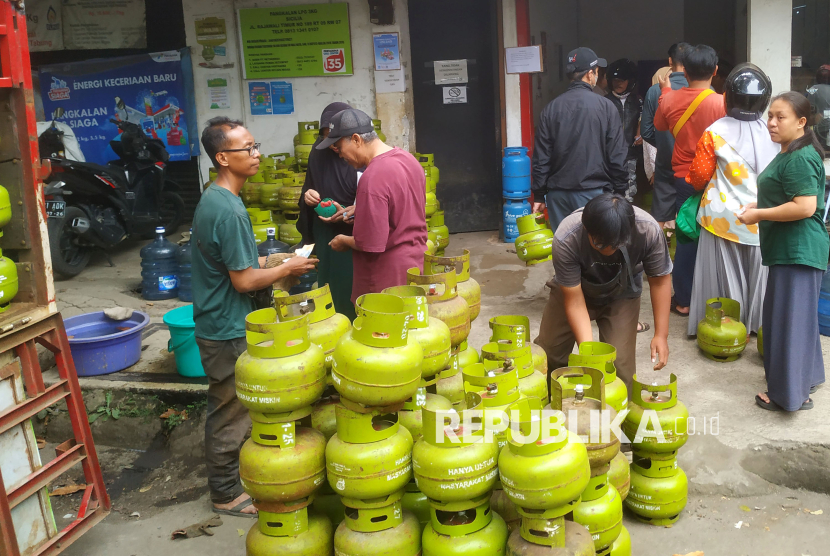 Warga antre membeli gas 3 kilogram di Jalan Rajawali, Kota Bandung, Selasa (4/2/2025). Masyarakat beberapa hari terakhir ini kesulitan mendapatkan gas elpiji 3 kg setelah ada aturan yang melarang warung pengecer untuk menjual LPG 3kg.