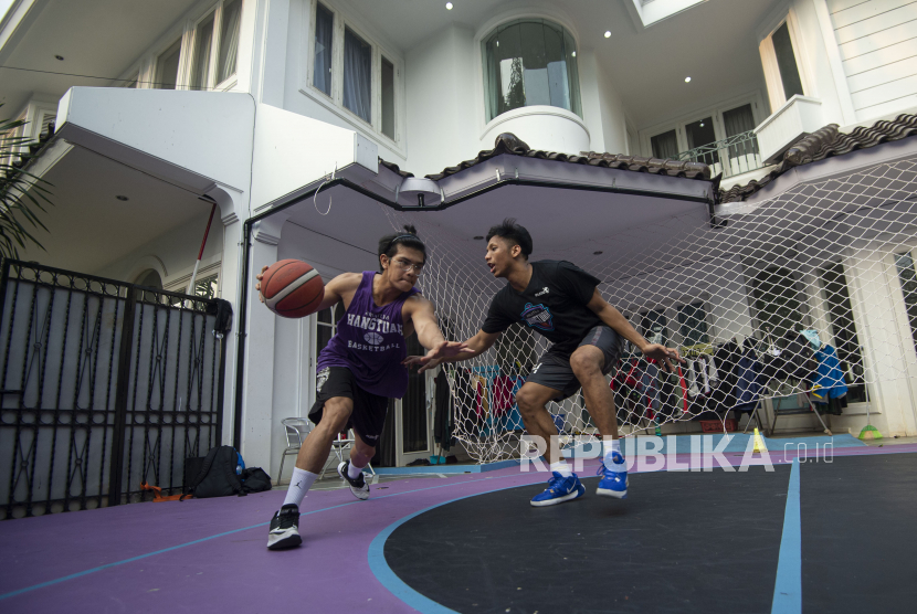 Pebasket klub Amartha Hangtuah Firman Yohanes (kiri) dan Lakha Kurniawan berlatih di mes milik klubnya di Kemang, Jakarta, beberapa waktu lalu.