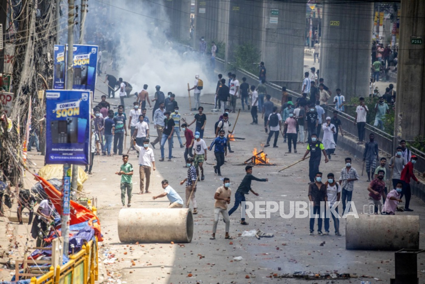 Demonstran terlibat bentrok dengan polisi saat aksi protes pembatasan kuota pegawai pemerintah di daerah Mirpur di Dhaka, Bangladesh, Kamis (18/7/2024).Menurut Polisi, setidaknya 11 orang telah terbunuh dan beberapa ratus orang terluka akibat bentrokan tersebut.  