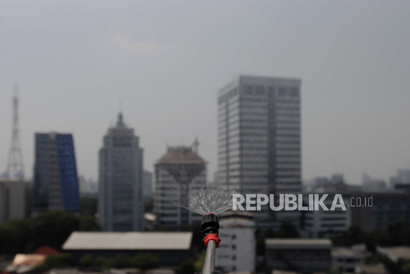 Air yang disemprotkan ke udara di Kantor Wali Kota Jakarta Pusat, Selasa (5/9/2023). Dalam satu hari, sekitar 1.000 liter air digunakan untuk menyemprotkan air ke udara pada pukul 08.00-11.00 WIB dan 13.00-16.00 WIB, sebagai upaya untuk mengurangi polusi udara di Jakarta.