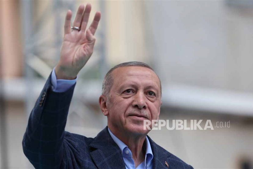  Presiden Turki Recep Tayyip Erdogan menyapa para pendukungnya saat rapat umum kampanye pemilihannya di distrik Beyoglu di Istanbul, Turki, 13 Mei 2023. Oposisi Turki menuduh pemerintah Presiden Tayyip Erdogan mengizinkan 10 juta pengungsi 'tidak sah' masuk ke negara itu.