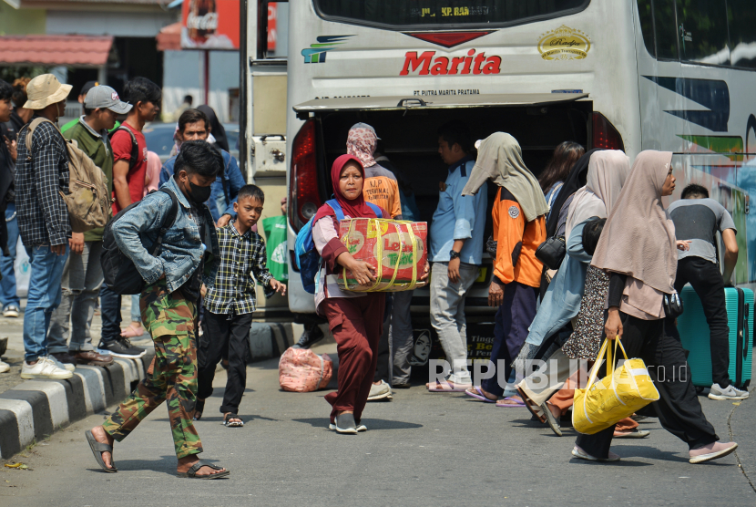 Pemudik tiba di Terminal Kampung Rambutan, Jakarta, Selasa (16/4/2024). Korlantas mencatat puncak arus balik libur lebaran 2024 terjadi pada malam tadi (15/4) hingga Selasa (16/4) pagi pukul 06.00 WIB. Berdasarkan data Korlantas Polri, sebanyak 30 persen pemudik masih belum tiba di Jakarta. Sementara, menurut Kepala Terminal Kampung Rambutan, Yulza Ramadhoni mengatakan berdasarkan data sementara kedatangan penumpang bus AKAP melonjak sebesar 45 persen dibanding Idulfitri tahun lalu.