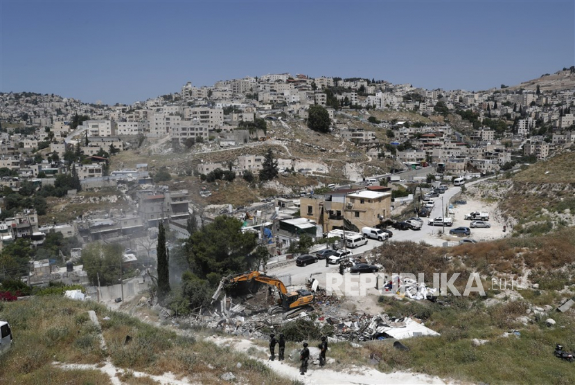 Buldoser disaksikan tentara Israel menghancurkan sebuah rumah milik Palestina Nassar Al-Husseini untuk bangunan ilegal di lingkungan Yerusalem Timur di Wadi Qaddum, Rabu (17/5/ 2023). Menurut keluarga Al-Husseini, 50 warga dari sekitar tujuh keluarga dulu tinggal di rumah tersebut. 