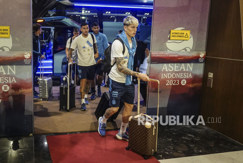 Pemain Timnas Argentina Alejandro Garnacho (kanan) saat tiba di Bandara Soekarno Hatta, Tangerang, Banten, Jumat (16/6/2023). Timnas sepak bola Indonesia akan bertanding melawan Argentina dalam laga FIFA Matchday di Stadion Utama Gelora Bung Karno pada Senin (19/6/2023). 