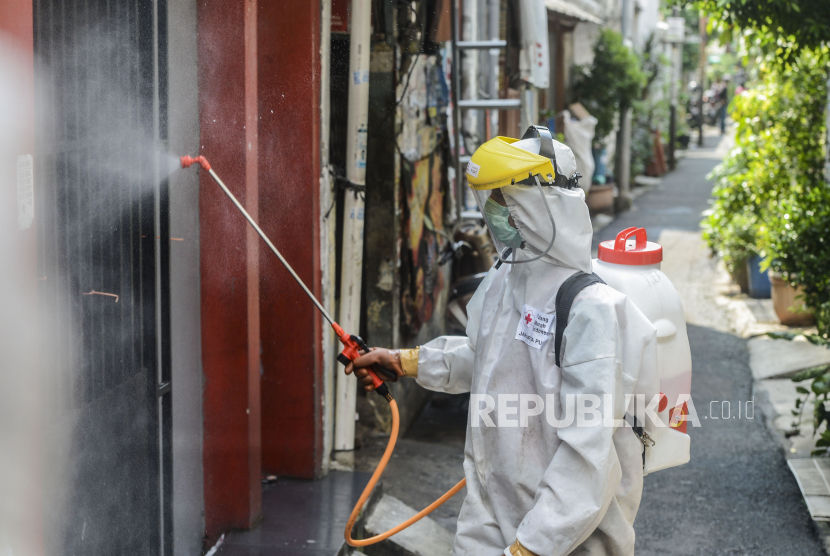 PMI Gandeng Akademisi UI Kelola Limbah Disinfektan. Petugas Palang Merah Indonesia (PMI) menyemprotkan cairan disinfektan di pemukiman padat penduduk di kawasan Petamburan, Jakarta.