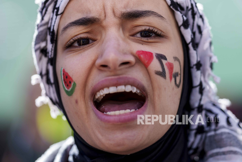 Seorang wanita meneriakkan slogan-slogan saat protes mendukung warga Palestina dan menyerukan gencatan senjata segera di Gaza di Madrid, Spanyol, Sabtu, 20 Januari 2024.