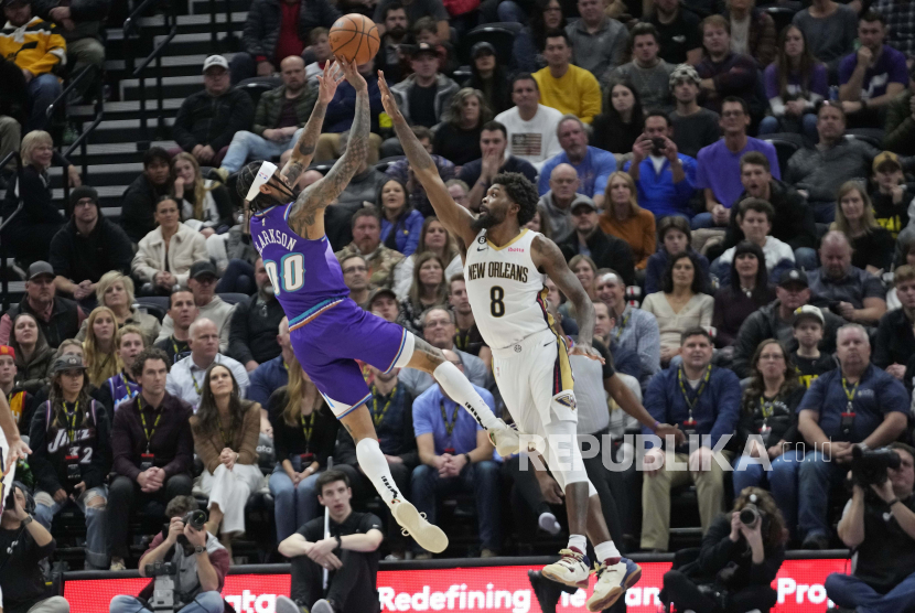 Guard Utah Jazz Jordan Clarkson (00) menembak saat penyerang New Orleans Pelicans Naji Marshall (8) bertahan selama perpanjangan waktu pertandingan bola basket NBA Kamis, 15 Desember 2022, di Salt Lake City. Dia adalah pemain timnas Filipina.