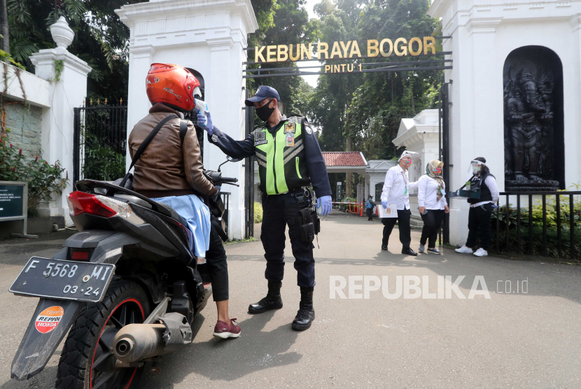Warga Kota Bogor diminta tetap waspada dan terus mempraktikkan protokol kesehatan Covid-19 meski jumlah kasus baru Covid-19 stabil dan pasien sembuh terus bertambah.