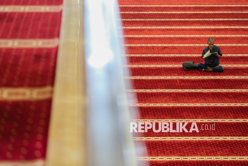 Jamaah membaca Al-Quran di Masjid Istiqlal, Jakarta, Selasa (24/2/2026). Sejumlah umat muslim, memanfaatkan momentum Ramadhan untuk memperbanyak amal ibadah dengan membaca Al-Quran dan berdzikir di masjid sebagai upaya memperbaiki diri pada bulan suci.