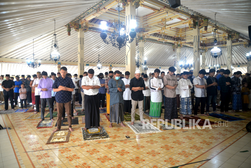 Jamaah menunaikan Shalat Idul Adha di Masjid Gedhe Kauman, Yogyakarta, Kamis (29/6/2023).