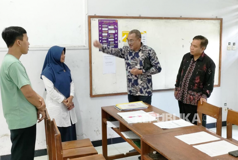 Pimpinan Ombudsman RI Indraza Marzuki Rais dan Ketua Ombudsman DIY Budi Mathsuri memantau Penerima Peserta Didik Baru (PPDB) di SMAN 1 Bantul. 