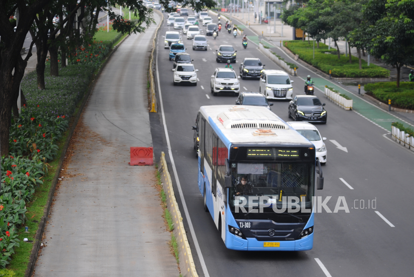 Bus Transjakarta keluar dari jalur bus di kawasan Halte Gelora Bung Karno, Jakarta Pusat, Ahad (15/5/2022), karena ada perbaikan jalan.