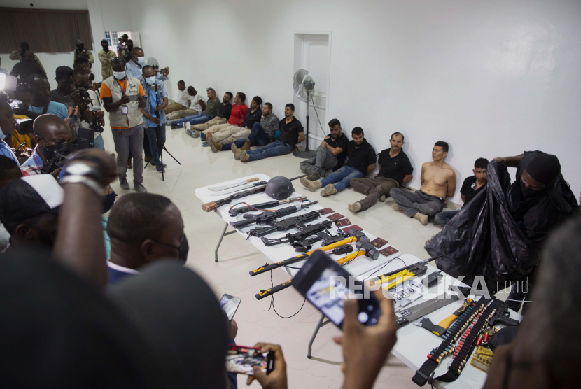 Para tersangka dalam pembunuhan Presiden Haiti Jovenel Moise ditunjukkan kepada media, bersama dengan senjata dan peralatan yang diduga mereka gunakan dalam serangan itu, di Direktorat Jenderal polisi di Port-au-Prince, Haiti, Kamis, 8 Juli 2021 Moise dibunuh dalam serangan di kediaman pribadinya Rabu pagi.