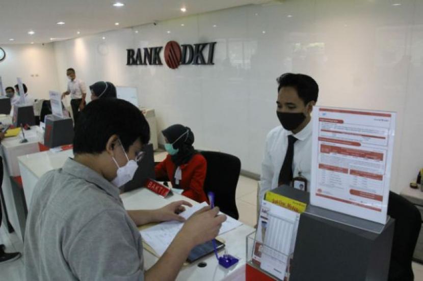Kegiatan Bank DKI melayani nasabah di kantor cabang
