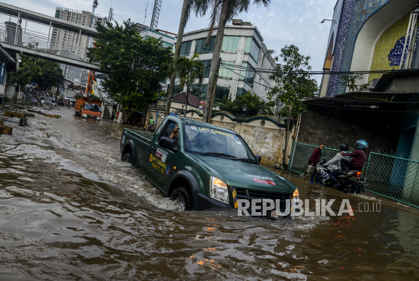 Kendaraan menerobos banjir di Jalan Warung Buncit Raya, Jakarta, Sabtu (20/2). Intensitas hujan yang tinggi menyebabkan banjir di sejumlah wilayah Jakarta serta menyebabkan sebagian ruas jalan tidak dapat dilewati kendaraan. Republika/Putra M. Akbar