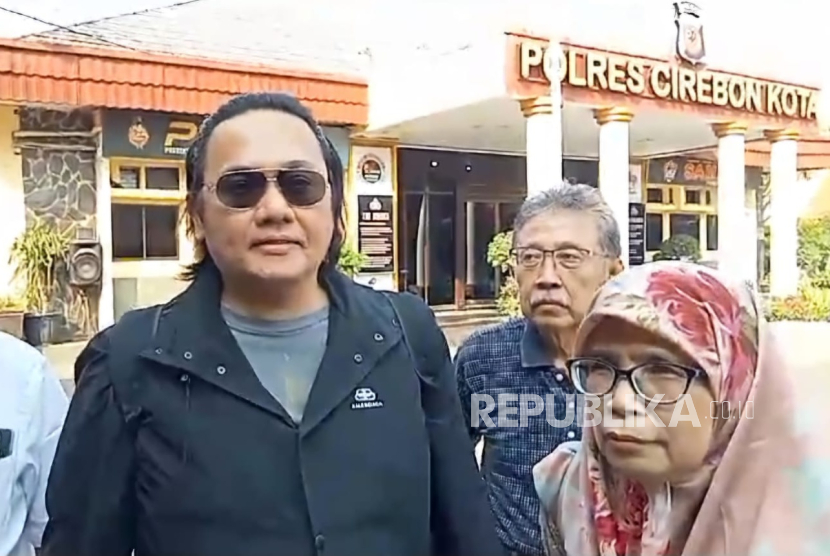 Farhat Abbas bersama tim kuasa hukum Saka Tatal melaporkan Iptu Rudiana ke Polres Cirebon Kota, Senin (17/6/2024). 