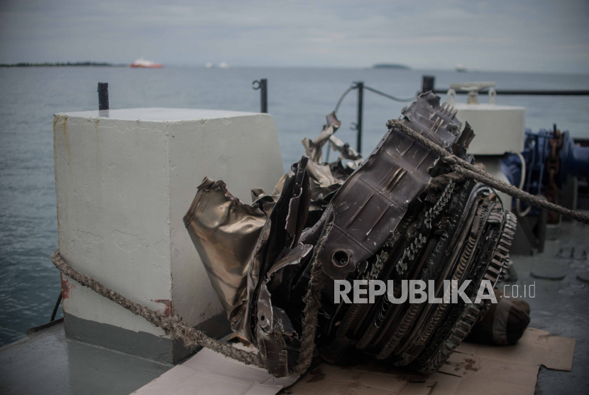 Puing-puing mesin pesawat Sriwijaya Air SJ182 ditemukan saat proses evakuasi di perairan Kepulauan Seribu, Jakarta, Ahad (10/1). Proses pencarian puing-puing pesawat Sriwijaya Air SJ 182 dihentikan sementara akibat cuaca buruk. 