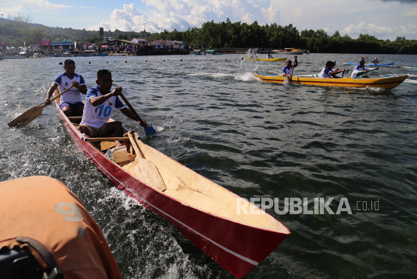 Sejumlah peserta beradu kecepatan dalam lomba dayung perahu di Teluk Jailolo, Kabupaten Halmahera Barat, Maluku Utara, Sabtu (10/6/2023). Lomba yang diikuti 20 tim dari berbagai daerah di Jailolo tersebut dalam rangka memeriahkan Festival Teluk Jailolo ke-14 sekaligus untuk mempromosikan potensi wisata bahari di wilayah itu. 