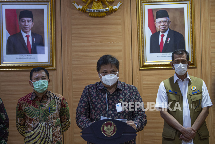 Menko Perekonomian sekaligus Ketua Komite Penanganan COVID-19 dan Pemulihan Ekonomi Nasional Airlangga Hartarto (tengah) didampingi Menteri Kesehatan Terawan Agus Putranto (kiri) dan Kepala BNPB Doni Monardo memberikan keterangan kepada wartawan tentang perkembangan penanganan COVID-19. (ilustrasi)