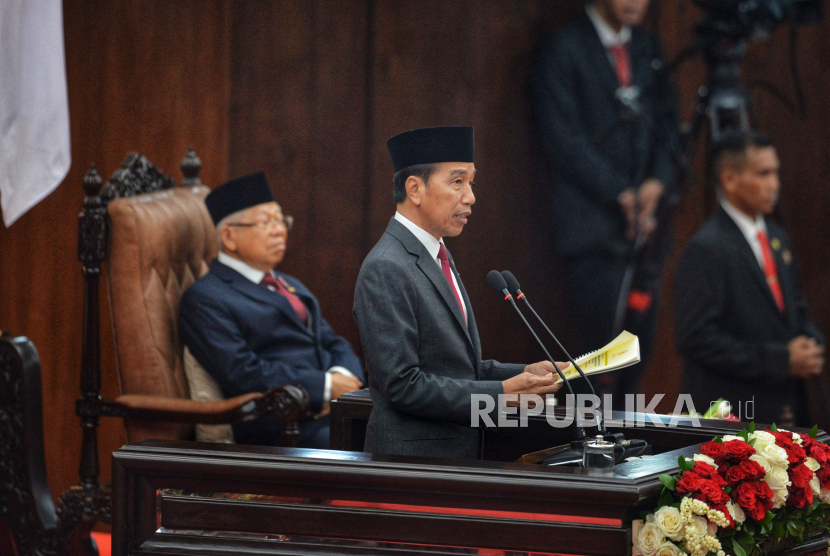 Presiden Joko Widodo menyampaikan pidato keterangan pemerintah atas RUU tentang APBN Tahun Anggaran 2025 beserta Nota Keuangannya pada Sidang Paripurna Pembukaan Masa Persidangan I DPR Tahun Sidang 2024-2025 di Gedung Nusantara, kompleks Parlemen, Senayan, Jakarta, Jumat (16/8/2024). Adapun agenda sidang paripurna tersebut yaitu pidato Ketua DPR dalam rangka pembukaan masa persidangan I tahun sidang 2024-2025 dan pidato Presiden pada penyampaian keterangan pemerintah atas Rancangan Undang-Undang tentang APBN tahun anggaran 2025 beserta nota keuangannya dan dokumen pendukungnya.