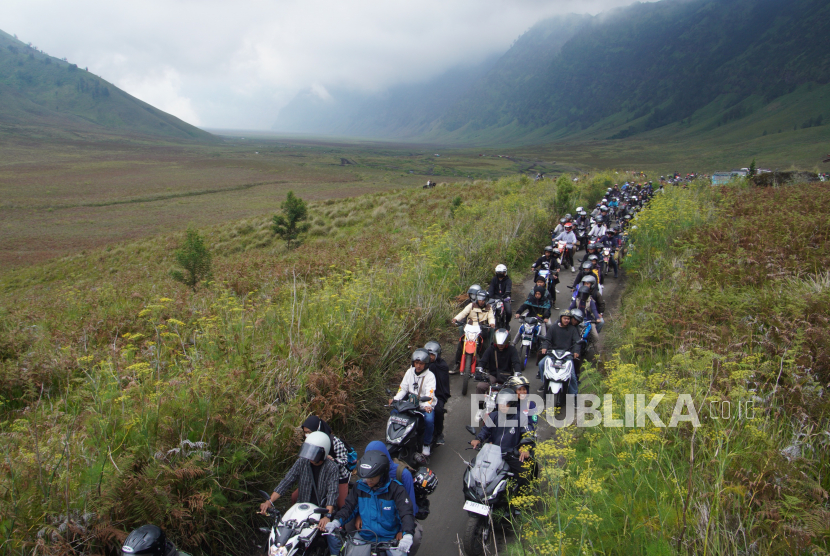 Sejumlah kendaraan mengantre memasuki Kawasan Taman Nasional Bromo Tengger Semeru (TNBTS), Malang, Jawa Timur, Ahad (30/4/2023). Kuota wisatawan kawasan ini tak ditambah saat musim liburan tahun baru.